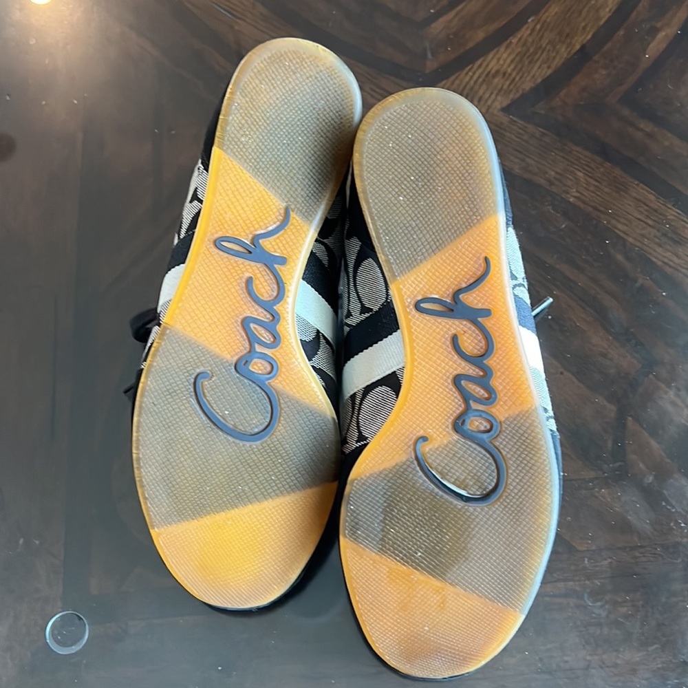 Coach size 8 ladies signature design sneakers. Worn only inside to try on. - Picture 4 of 4